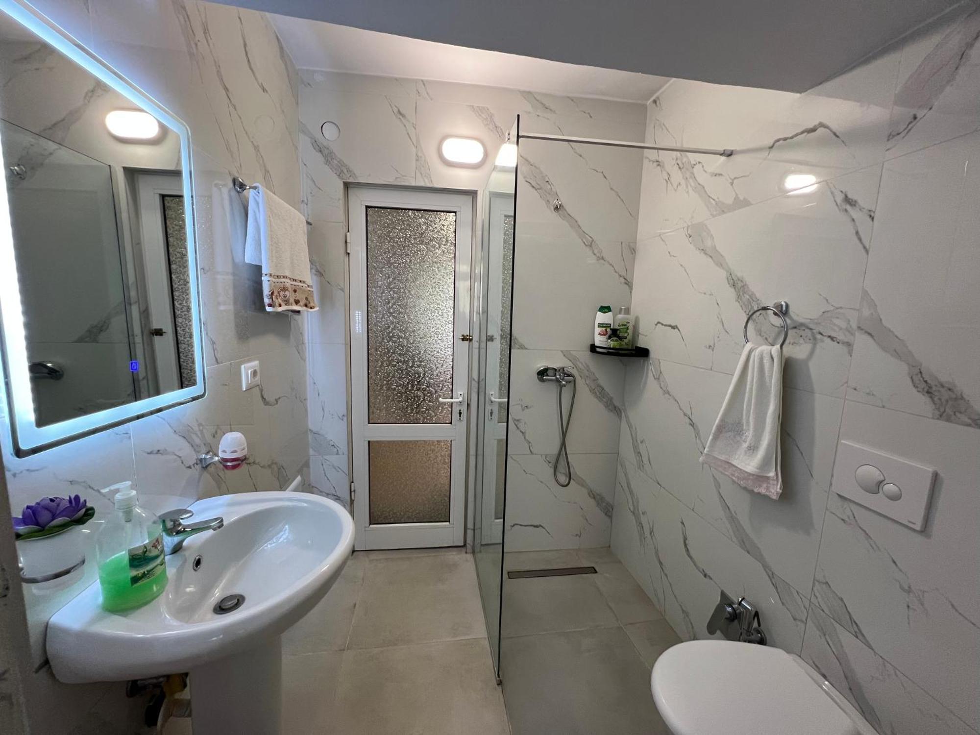 Skerdi'S Apartment - City Center Tiranë Ngoại thất bức ảnh