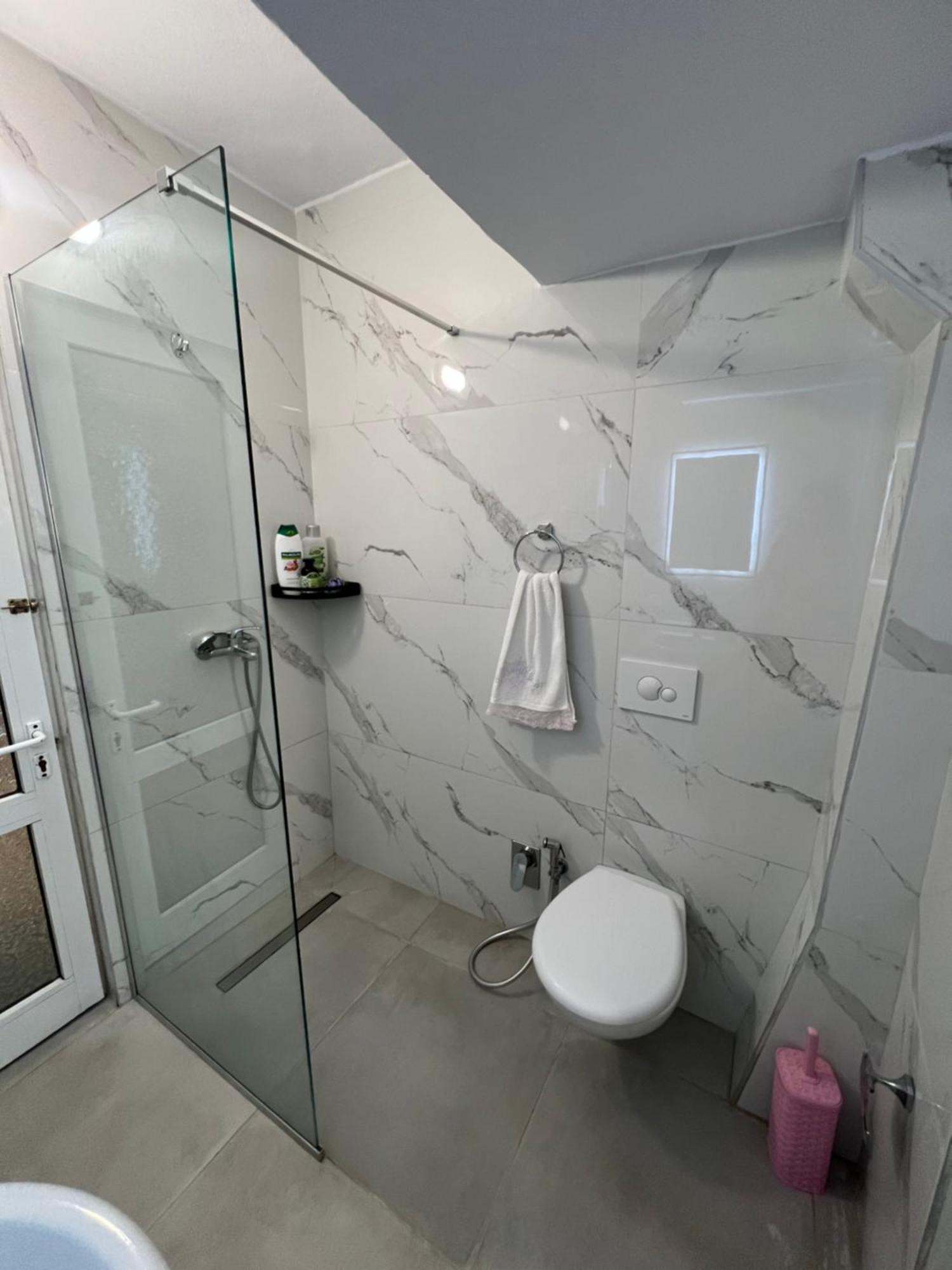 Skerdi'S Apartment - City Center Tiranë Ngoại thất bức ảnh