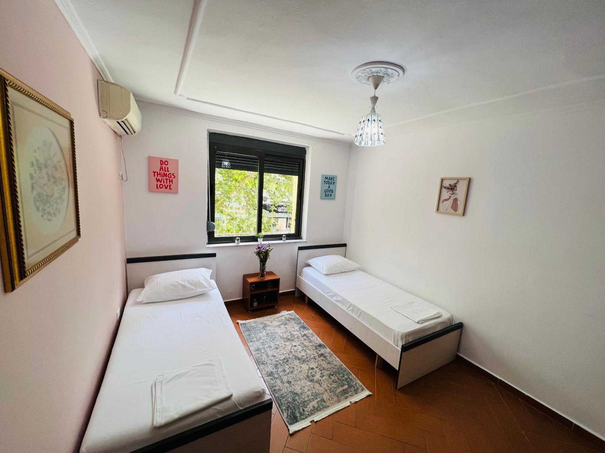 Skerdi'S Apartment - City Center Tiranë Ngoại thất bức ảnh